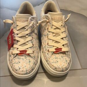 Skechers arch fit women’s sneakers size 7.5. Never been worn!! Floral pattern!